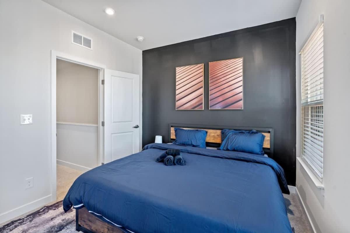 Holiday home Luxurious King 3br Townhouse Mins To Uptown Clt!
