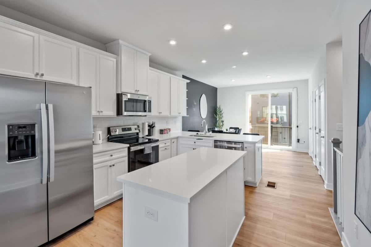 Holiday home Luxurious King 3br Townhouse Mins To Uptown Clt! Charlotte
