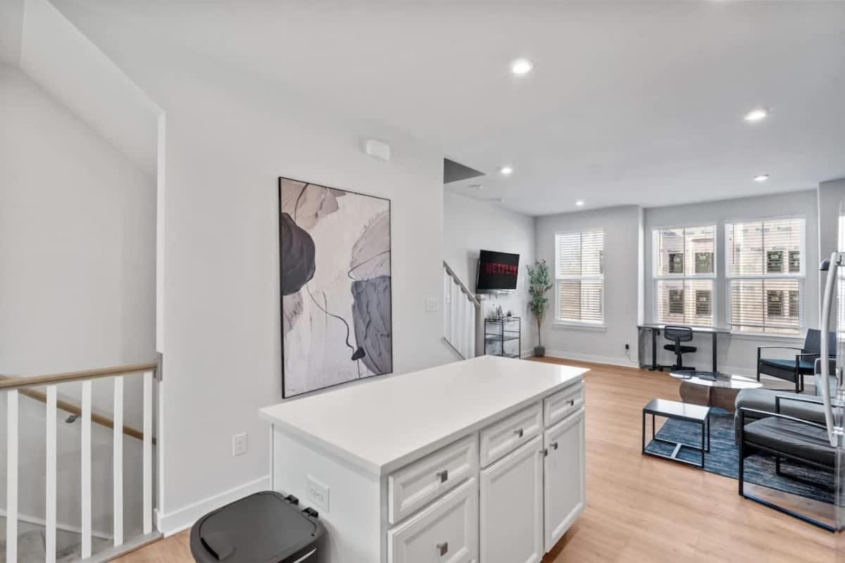 Holiday home Luxurious King 3br Townhouse Mins To Uptown Clt! *