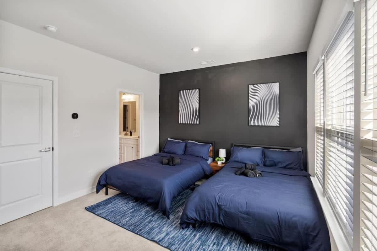 Holiday home Luxurious King 3br Townhouse Mins To Uptown Clt!
