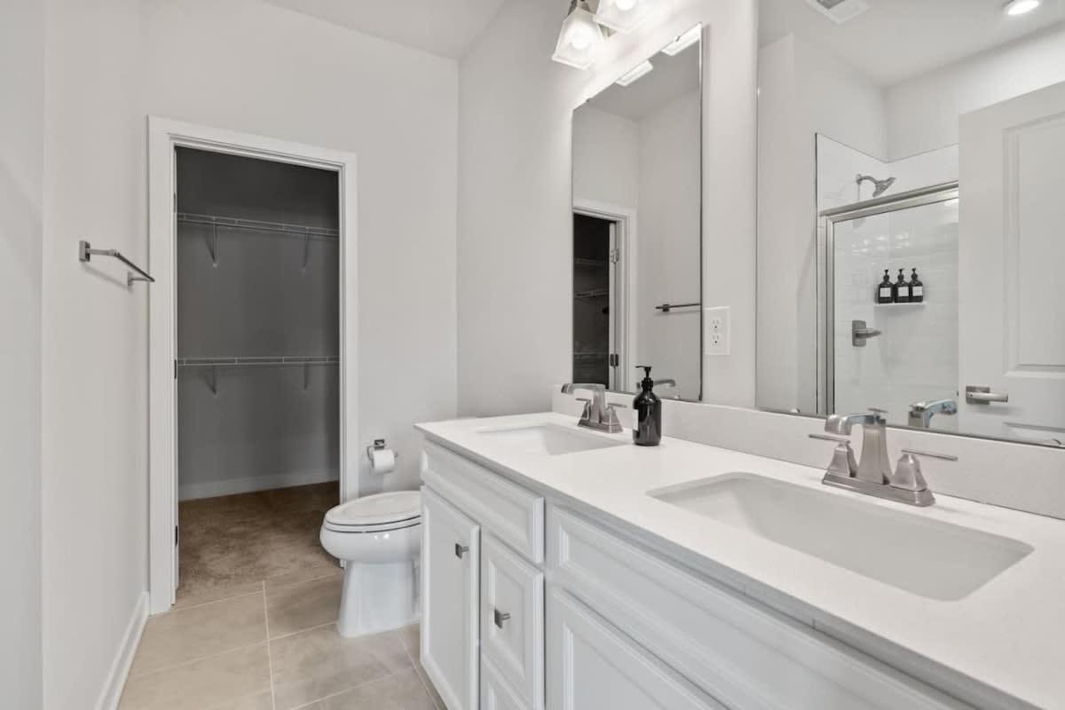 Luxurious King 3br Townhouse Mins To Uptown Clt! Holiday home